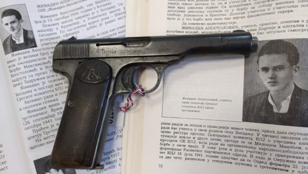 ОВО ЈЕ ПИШТОЉ СТРЕЉАНОГ ХЕРОЈА ИЗ ТРСТЕНИКА: Одани пријатељи крили су га осам деценија (ФОТО) ОВО ЈЕ ПИШТОЉ СТРЕЉАНОГ ХЕРОЈА ИЗ ТРСТЕНИКА: Одани пријатељи крили су га осам деценија (ФОТО)
