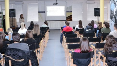 GUŽVA ZA ORIJENTACIJU UČENIKA: Veliko interesovanje malih maturanata za testiranje znanja i veština GUŽVA ZA ORIJENTACIJU UČENIKA: Veliko interesovanje malih maturanata za testiranje znanja i veština