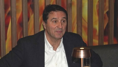 JOVAN MEMEDOVIĆ POKAZAO KAKAV JE DOMAĆIN: Na Božić zavrteo prase na ražnju, poslužio pihtije, a on kao vino (FOTO/VIDEO) JOVAN MEMEDOVIĆ POKAZAO KAKAV JE DOMAĆIN: Na Božić zavrteo prase na ražnju, poslužio pihtije, a on kao vino (FOTO/VIDEO)