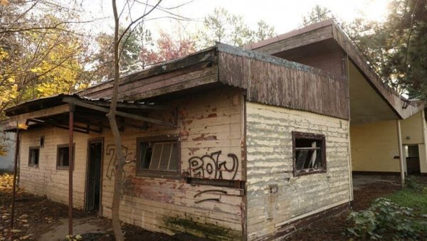 ИЗ КАТАСТА БРИШУ 19 ОБЈЕКАТА: Припреме за рушење девастираног Викенд насеља на Палићу у пуном јеку ИЗ КАТАСТА БРИШУ 19 ОБЈЕКАТА: Припреме за рушење девастираног Викенд насеља на Палићу у пуном јеку