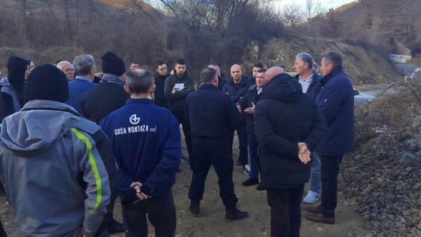 МИРАН ПРОТЕСТ ОКУПЉЕНИХ МЕШТАНА У ДРЕНУ: Присутни и припадници тзв. косовске полиције МИРАН ПРОТЕСТ ОКУПЉЕНИХ МЕШТАНА У ДРЕНУ: Присутни и припадници тзв. косовске полиције