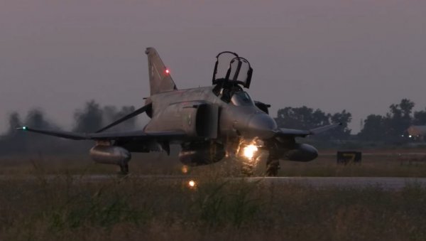 КАД БОРБЕНИ АВИОН СЛЕТИ НА АУТО-ПУТ: Погледајте сцене из Швајцарске (ВИДЕО) КАД БОРБЕНИ АВИОН СЛЕТИ НА АУТО-ПУТ: Погледајте сцене из Швајцарске (ВИДЕО)