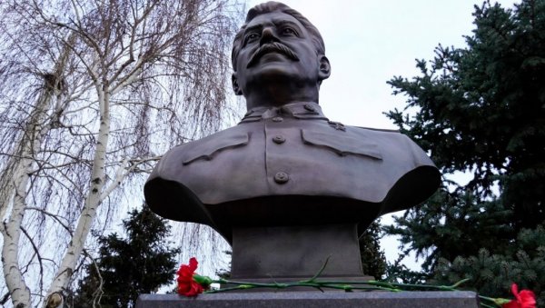 СПОМЕНИК ЧОВЕКУ ОД ЧЕЛИКА: У Волгограду откривена биста Стаљину на годишњицу одсудне битке (ФОТО) СПОМЕНИК ЧОВЕКУ ОД ЧЕЛИКА: У Волгограду откривена биста Стаљину на годишњицу одсудне битке (ФОТО)