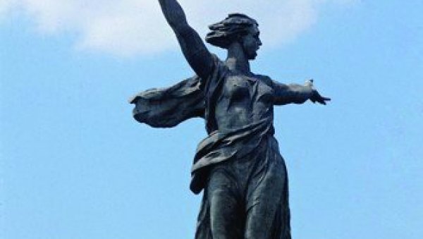 МАЈКА ОТАЏБИНА ДЕЛО ЈЕ СРБИНА: Погинулима подигнут споменик на брду Мамајев Курган МАЈКА ОТАЏБИНА ДЕЛО ЈЕ СРБИНА: Погинулима подигнут споменик на брду Мамајев Курган