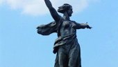 МАЈКА ОТАЏБИНА ДЕЛО ЈЕ СРБИНА: Погинулима подигнут споменик на брду Мамајев Курган МАЈКА ОТАЏБИНА ДЕЛО ЈЕ СРБИНА: Погинулима подигнут споменик на брду Мамајев Курган