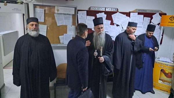 СУЂЕЊЕ МИТОПОЛИТУ ЈОАНИКИЈУ И ОСМОРИЦИ СВЕШТЕНИКА СПЦ: Да је смела, полиција би ухапсила и Светог Василија Острошког СУЂЕЊЕ МИТОПОЛИТУ ЈОАНИКИЈУ И ОСМОРИЦИ СВЕШТЕНИКА СПЦ: Да је смела, полиција би ухапсила и Светог Василија Острошког