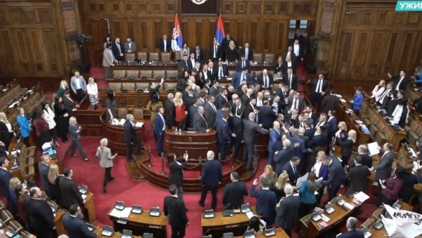 ПОСЛОВНИК ЈЕ СРЦЕ СРБИЈЕ: Опозиција покушала да нападне Вучића јер им је више стало до пословника него до КиМ ПОСЛОВНИК ЈЕ СРЦЕ СРБИЈЕ: Опозиција покушала да нападне Вучића јер им је више стало до пословника него до КиМ