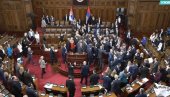 POSLOVNIK JE SRCE SRBIJE: Opozicija pokušala da napadne Vučića jer im je više stalo do poslovnika nego do KiM POSLOVNIK JE SRCE SRBIJE: Opozicija pokušala da napadne Vučića jer im je više stalo do poslovnika nego do KiM