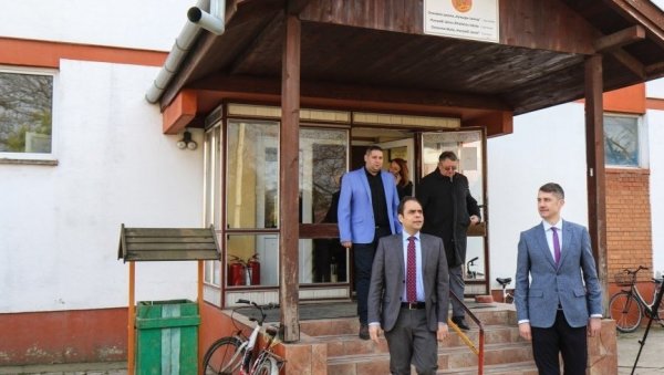 ПОДРШКА ПОКРАЈИНСКОГ СЕКРЕТАРИЈАТА ЗА ОБРАЗОВАЊЕ: Засијала фискултурна сала у школи у Чантавиру ПОДРШКА ПОКРАЈИНСКОГ СЕКРЕТАРИЈАТА ЗА ОБРАЗОВАЊЕ: Засијала фискултурна сала у школи у Чантавиру