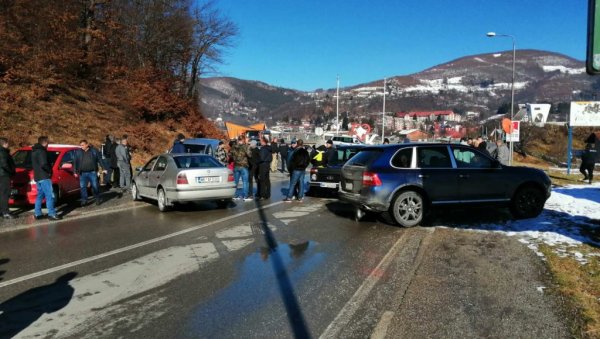 БЛОКАДА ЗБОГ ОДРОНА: Гневни мештани Добриловине блокирају магистралу Мојковац-Колашин-Подгорица (ФОТО) БЛОКАДА ЗБОГ ОДРОНА: Гневни мештани Добриловине блокирају магистралу Мојковац-Колашин-Подгорица (ФОТО)