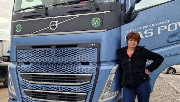 ТАЊА ВОЗИ ГРДОСИЈУ ОД 40 ТОНА: Жена из Баваништа, после дугогодишње потраге за послом, у шлеперу крстари Европом ТАЊА ВОЗИ ГРДОСИЈУ ОД 40 ТОНА: Жена из Баваништа, после дугогодишње потраге за послом, у шлеперу крстари Европом