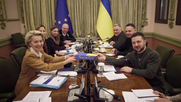 БРИСЕЛ КУВА НОВЕ САНКЦИЈЕ РУСИЈИ: Европска комисија на челу са Урсулом фон дер Лајен на самиту у Кијеву БРИСЕЛ КУВА НОВЕ САНКЦИЈЕ РУСИЈИ: Европска комисија на челу са Урсулом фон дер Лајен на самиту у Кијеву