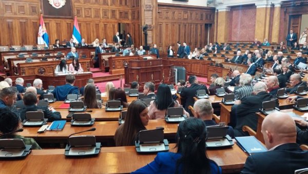 САМО 33 ПОСЛАНИКА ОПОЗИЦИЈЕ ДОШЛА НА РАСПРАВУ: Недељама тражили седницу о смени Гашића, сада неће да учествују САМО 33 ПОСЛАНИКА ОПОЗИЦИЈЕ ДОШЛА НА РАСПРАВУ: Недељама тражили седницу о смени Гашића, сада неће да учествују