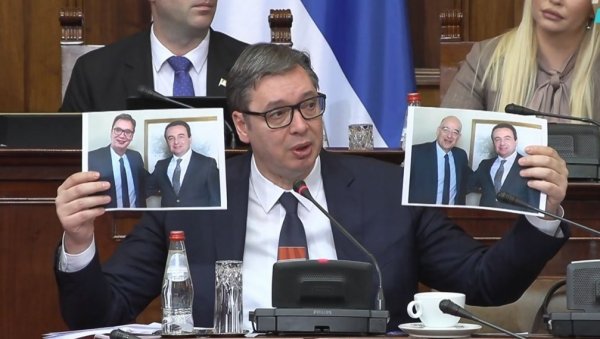 ПОГЛЕДАЈТЕ С КАКВИМ ЛАЖОВИМА ИМАМО ПОСЛА Вучић показао срамну фото-монтажу коју представници опозиције деле по друштвеним мрежама (ФОТО) ПОГЛЕДАЈТЕ С КАКВИМ ЛАЖОВИМА ИМАМО ПОСЛА Вучић показао срамну фото-монтажу коју представници опозиције деле по друштвеним мрежама (ФОТО)