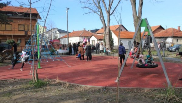 МОДЕРНО ИГРАЛИШТЕ У БИЉЕЉИНИ: Сvечано отворен паркић МОДЕРНО ИГРАЛИШТЕ У БИЉЕЉИНИ: Сvечано отворен паркић