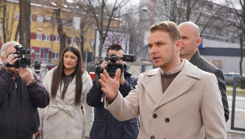 „TI SNIMAŠ LUSTERE, A MENE NIGDE U KADRU“: Draško Stanivuković nasmejao novinare, kad je snimatelju „pobegla kamera“ (VIDEO) „TI SNIMAŠ LUSTERE, A MENE NIGDE U KADRU“: Draško Stanivuković nasmejao novinare, kad je snimatelju „pobegla kamera“ (VIDEO)