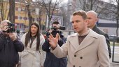 „ТИ СНИМАШ ЛУСТЕРЕ, А МЕНЕ НИГДЕ У КАДРУ“: Драшко Станивуковић насмејао новинаре, кад је сниматељу „побегла камера“ (ВИДЕО)