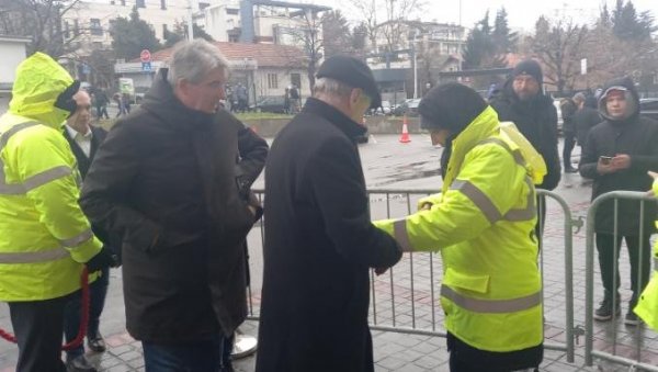 ЉУПКО, БИНА, ЈУГА, ДИКА... Погледајте ко је све дошао на Маракану да ода почаст Михајловићу (ВИДЕО) ЉУПКО, БИНА, ЈУГА, ДИКА... Погледајте ко је све дошао на Маракану да ода почаст Михајловићу (ВИДЕО)