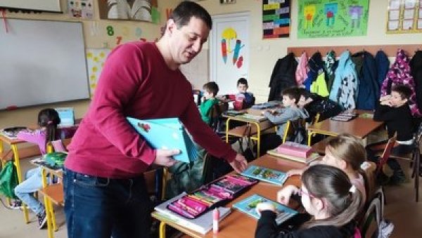 МЛАДЕНОВАЧКИ ЂАЦИ ДОБИЛИ ПАЖЉИВКОВА ПРАВИЛА: Акција Општине и Агенције за безбедност саобраћаја МЛАДЕНОВАЧКИ ЂАЦИ ДОБИЛИ ПАЖЉИВКОВА ПРАВИЛА: Акција Општине и Агенције за безбедност саобраћаја