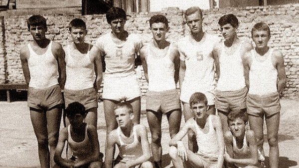 КОШАРКАШКИ РАТ ПОЧЕО РИТУАЛНИМ СПАЉИВАЊЕМ: Необичан спортски сукоб Чачка и Београда, који траје 70 година, не показује знаке смиривања КОШАРКАШКИ РАТ ПОЧЕО РИТУАЛНИМ СПАЉИВАЊЕМ: Необичан спортски сукоб Чачка и Београда, који траје 70 година, не показује знаке смиривања