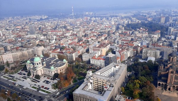 НИКОМ НИЈЕ ЈАСНО ШТА ЈЕ ХТЕО: Београђани у чуду - аутомобилом улетео у узани пролаз уз зграду (ФОТО)