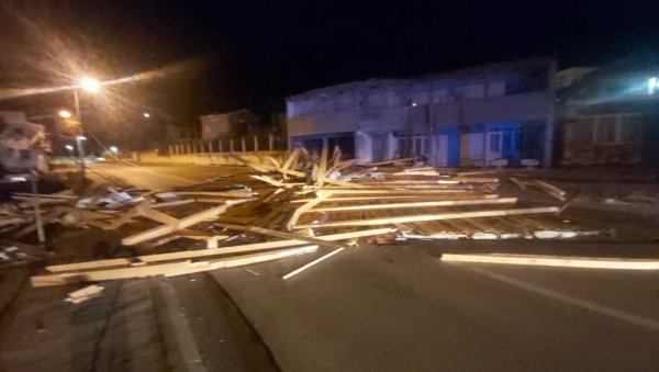 ПРЕКИД САОБРАЋАЈА НА ЈАДРАНСКОЈ МАГИСТРАЛИ: У Сутомору олујни ветар однео кров Прибојског одмаралишта ПРЕКИД САОБРАЋАЈА НА ЈАДРАНСКОЈ МАГИСТРАЛИ: У Сутомору олујни ветар однео кров Прибојског одмаралишта