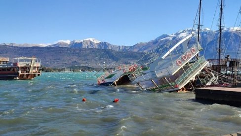 POSLEDICE NEVREMENA U CRNOJ GORI: Potonuo jedan od najatraktivnijih turističkih brodova u Boki Kotorskoj (VIDEO) POSLEDICE NEVREMENA U CRNOJ GORI: Potonuo jedan od najatraktivnijih turističkih brodova u Boki Kotorskoj (VIDEO)