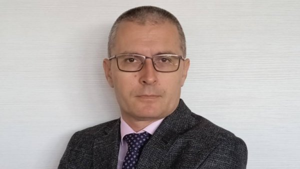 С ЕВРОПОМ СЕ НЕ СМЕМО ЦЕНКАТИ ОКО ЋИРИЛИЦЕ: Проф. др Славко Петаковић за „Новости“ о положају просвете, као стубу сваке државе С ЕВРОПОМ СЕ НЕ СМЕМО ЦЕНКАТИ ОКО ЋИРИЛИЦЕ: Проф. др Славко Петаковић за „Новости“ о положају просвете, као стубу сваке државе