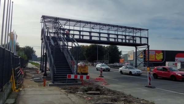 ПЕШАЦИ И ДАЉЕ ПРЕТРЧАВАЈУ: Изградња овог пешачког моста почела у септембру и вредна је 59,8 милиона ПЕШАЦИ И ДАЉЕ ПРЕТРЧАВАЈУ: Изградња овог пешачког моста почела у септембру и вредна је 59,8 милиона
