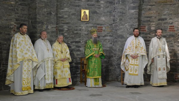 ПРВА ЛИТУРГИЈА У ХРАМУ ПОСЛЕ ВЕЛИКОГ ПОЖАРА: Патријарх Порфирије служио у цркви Светог Саве на Менхетну (ФОТО) ПРВА ЛИТУРГИЈА У ХРАМУ ПОСЛЕ ВЕЛИКОГ ПОЖАРА: Патријарх Порфирије служио у цркви Светог Саве на Менхетну (ФОТО)