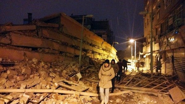 ПРЕЖИВЕЛА САМ ИСПОД РУШЕВИНА ПЕВУШЕЋИ ОМИЉЕНУ ПЕСМУ: Невероватна прича девојке из Турске ПРЕЖИВЕЛА САМ ИСПОД РУШЕВИНА ПЕВУШЕЋИ ОМИЉЕНУ ПЕСМУ: Невероватна прича девојке из Турске