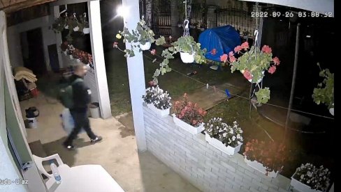 ZNAO JE DA SVEŠTENIK NIJE TU, BLAGO IZNEO U DVE KESE: Kamere snimile krađu vrednih relikvija, istraga još u toku (VIDEO) ZNAO JE DA SVEŠTENIK NIJE TU, BLAGO IZNEO U DVE KESE: Kamere snimile krađu vrednih relikvija, istraga još u toku (VIDEO)