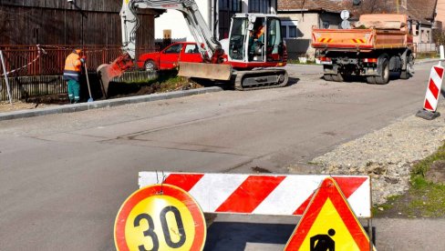 UREĐENJE ULICE ĆE RASTERETITI CENTAR PEĆINACA: Saobraćaj će biti funkcionalniji, a ulica će dobiti novi, lepši izgled UREĐENJE ULICE ĆE RASTERETITI CENTAR PEĆINACA: Saobraćaj će biti funkcionalniji, a ulica će dobiti novi, lepši izgled