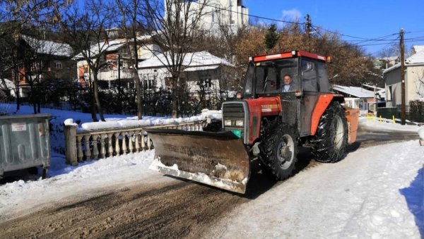 ИНТЕЗИВНО ЧИШЋЕЊЕ СНЕГА У ВЛАДИЧИНОМ ХАНУ: Од јутрос екипе на терену ИНТЕЗИВНО ЧИШЋЕЊЕ СНЕГА У ВЛАДИЧИНОМ ХАНУ: Од јутрос екипе на терену