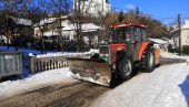 ИНТЕЗИВНО ЧИШЋЕЊЕ СНЕГА У ВЛАДИЧИНОМ ХАНУ: Од јутрос екипе на терену