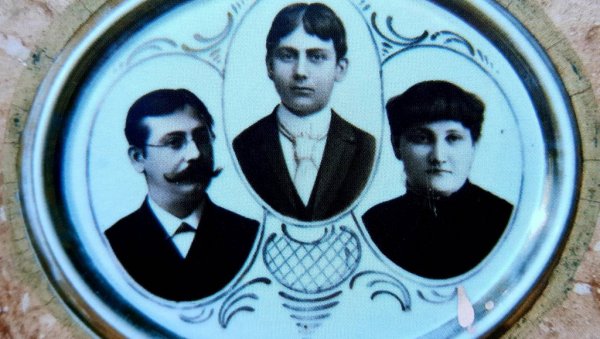 САХРАНИО 12 ДЕЦЕ , ПА НА ГРОБЉУ ПОДИГАО ЦРКВУ: Тужна судбина јединог аутентичног лика из Стеријиних Родољубаца САХРАНИО 12 ДЕЦЕ , ПА НА ГРОБЉУ ПОДИГАО ЦРКВУ: Тужна судбина јединог аутентичног лика из Стеријиних Родољубаца