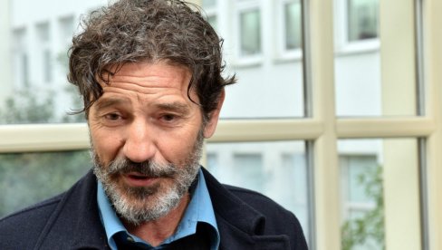 ZATO SE POVUKAO IZ POZORIŠTA: Jovanović se već pet godina bori sa bolešću i bolovima, a pokojnom ženinom ocu će ispuniti želju ZATO SE POVUKAO IZ POZORIŠTA: Jovanović se već pet godina bori sa bolešću i bolovima, a pokojnom ženinom ocu će ispuniti želju
