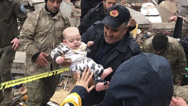 ЖЕНЕ ПАДАЈУ У НЕСВЕСТ, ДЕЦА СЕ ЧУЈУ ИЗ РУШЕВИНА: Сведочење Србина из Турске - хаос после разорног земљотреса