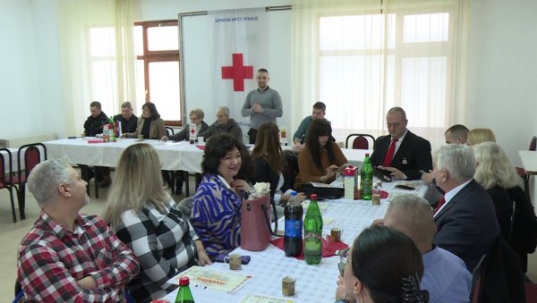 БРИНУ О СТАРИМА, ОБЕЗБЕЂУЈУ ХРАНУ УГРОЖЕНИМА: Црвени крст Јагодине доделом захвалница обележио 147 година постојања БРИНУ О СТАРИМА, ОБЕЗБЕЂУЈУ ХРАНУ УГРОЖЕНИМА: Црвени крст Јагодине доделом захвалница обележио 147 година постојања