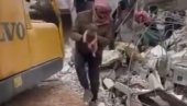 ЧУДО У СИРИЈИ: Тек рођена беба спашена из рушевина - сам Бог је спасио (УЗНЕМИРУЈУЋИ ВИДЕО) ЧУДО У СИРИЈИ: Тек рођена беба спашена из рушевина - сам Бог је спасио (УЗНЕМИРУЈУЋИ ВИДЕО)