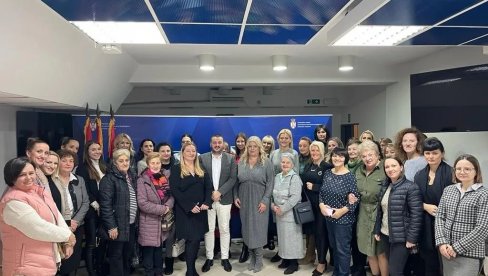 RADE, A NE RAZDVAJAJU SE OD DECE: U Temerinu preduzetnice kod kuće mogu da se posvete i poslu i najmlađima RADE, A NE RAZDVAJAJU SE OD DECE: U Temerinu preduzetnice kod kuće mogu da se posvete i poslu i najmlađima