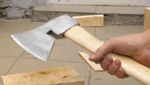 PRITVOR NASILNOM MUŽU: Sekirom krenuo na ženu PRITVOR NASILNOM MUŽU: Sekirom krenuo na ženu