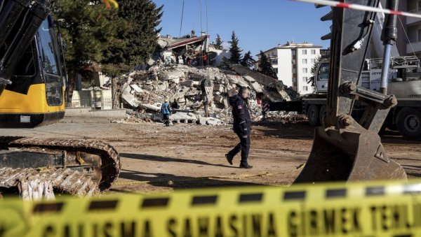 ПОБИЈЕНИ ПИТОМЦИ С ДИПЛОМАМА У РУКАМА: Трагедија у сиријском граду Хомсу ПОБИЈЕНИ ПИТОМЦИ С ДИПЛОМАМА У РУКАМА: Трагедија у сиријском граду Хомсу