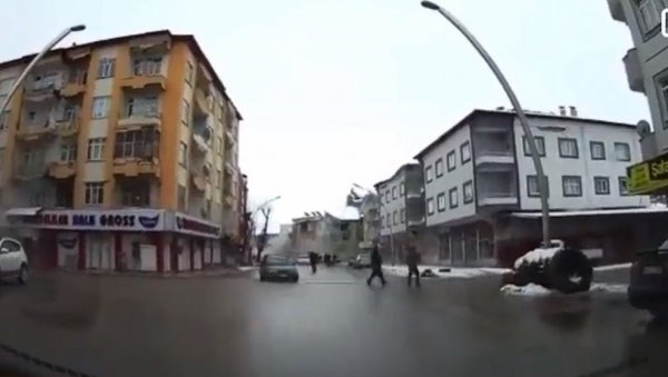 НОВИ ЗАСТРАШУЈУЋИ СНИМАК ИЗ ТУРСКЕ: Вожња се претворила у пакао, зграде се руше као куле од карата (ВИДЕО) НОВИ ЗАСТРАШУЈУЋИ СНИМАК ИЗ ТУРСКЕ: Вожња се претворила у пакао, зграде се руше као куле од карата (ВИДЕО)