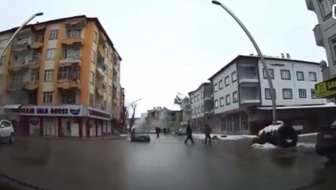 NOVI ZASTRAŠUJUĆI SNIMAK IZ TURSKE: Vožnja se pretvorila u pakao, zgrade se ruše kao kule od karata (VIDEO)