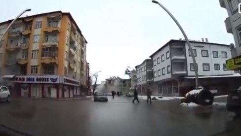 NOVI ZASTRAŠUJUĆI SNIMAK IZ TURSKE: Vožnja se pretvorila u pakao, zgrade se ruše kao kule od karata (VIDEO) NOVI ZASTRAŠUJUĆI SNIMAK IZ TURSKE: Vožnja se pretvorila u pakao, zgrade se ruše kao kule od karata (VIDEO)