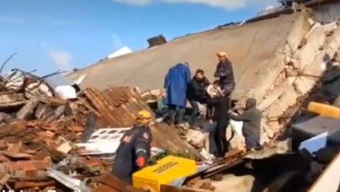 ZAGRLJAJI I SUZE: Izvlačenje preživelih i nastradalih iz ruševina u turskoj Antakiji (VIDEO) ZAGRLJAJI I SUZE: Izvlačenje preživelih i nastradalih iz ruševina u turskoj Antakiji (VIDEO)