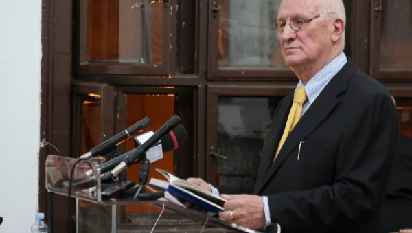 ВЕЧЕ МАТИЈЕ БЕЋКОВИЋА У УКС: Песник надахнуто говорио своје стихове, уз осврте на српску духовност ВЕЧЕ МАТИЈЕ БЕЋКОВИЋА У УКС: Песник надахнуто говорио своје стихове, уз осврте на српску духовност