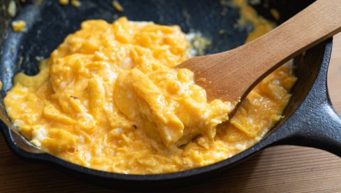 ZAŠTO NIKADA NE TREBA SOLITI KAJGANU U TIGANJU: Slavni kuvar otkriva malu, ali važnu caku kako se spremaju jaja