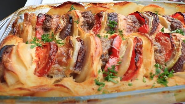 РЕЦЕПТ КОЈИ НЕ МОЖЕ ДА ЗАТАЈИ: Печени кромпири са качкаваљем, фашираним шницлама и поврћем (ВИДЕО) РЕЦЕПТ КОЈИ НЕ МОЖЕ ДА ЗАТАЈИ: Печени кромпири са качкаваљем, фашираним шницлама и поврћем (ВИДЕО)